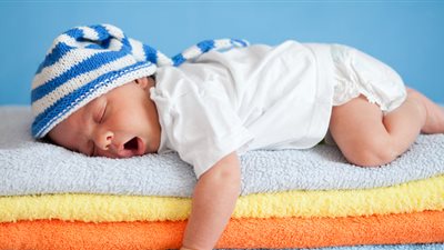 تعرفي على الوقت المناسب لنوم رضيعك على بطنه