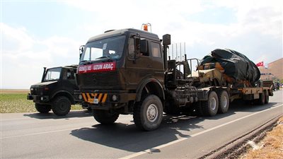 وصول تعزيزات عسكرية تركية جديدة إلى الحدود مع سوريا