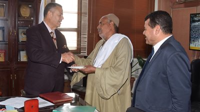 محافظ بني سويف يقرر صرف 10 آلاف جنيه لأسرة أحترق منزلها