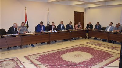 محافظ بني سويف يبحث آلية الاستفادة من مشروعات الصرف الصحي المنفذة بـ13 قرية