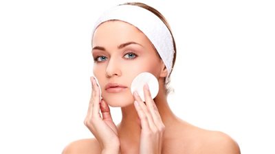 لبشرة نقية وأكثر إشراقة.. اتبعي هذه الوصفة الطبيعية قبل وضع المكياج!