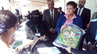 توزيع 150 حقيبة مدرسية على الأسر الأولى بالرعاية بالإسكندرية (صور)
