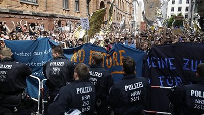 محكمة ألمانية تقضي بحبس متظاهر لتأديته التحية النازية