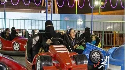 فنانة سعودية توثّق تحدي النساء للافتات حظر الصراخ في  الملاهي