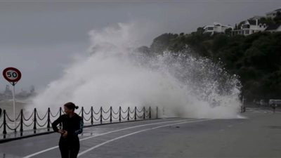 هونج كونج تلغي جميع الرحلات الجوية بسبب إعصار مانجكوت