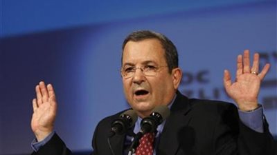 إيهود باراك يتهم قائد شرطة بمساعدة نتنياهو