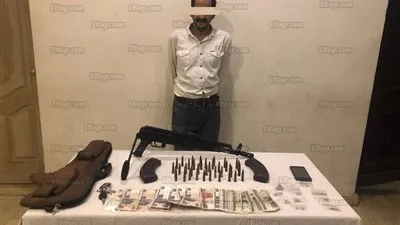 ضبط عاطل بالتجمع الثالث بحوزته بندقية آلية ومسحوق هيروين