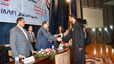 وزير القوى العاملة ومحافظ البحيرة يوزعان 1574 شهادة آمان للعمالة الغير منتظمة (فيديو وصور)