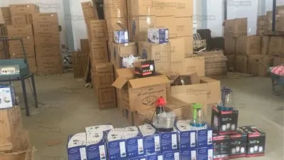 ضبط مصنع للأدوات الكهربائية دون ترخيص بمنتجات مجهولة المصدر بالفيوم (صور)