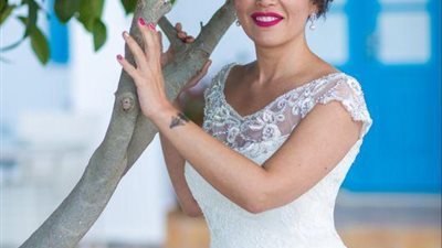 لهذا السبب الغامض.. فتاة تتزوج من نفسها وتقيم حفل بمبلغ مالي كبير!