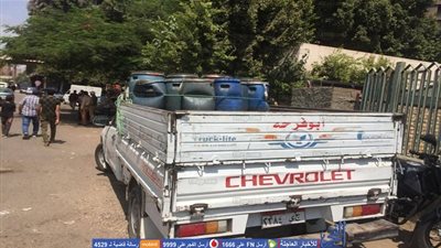 شاهد.. لحظة مداهمة مباحث التموين لمصنع غير مرخص بالعمرانية