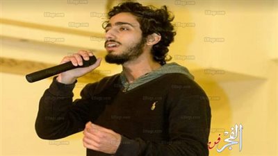 بائع السعادة على قهاوي وسط البلد.. تحدى أسرته في المنصورة بنجوميته في القاهرة (فيديو وصور)