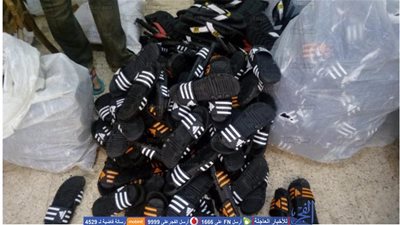 ضبط مصنعين بدون ترخيص لإنتاج وتصنيع أحذية مقلدة