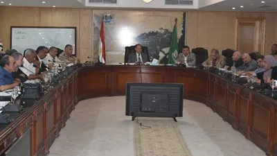 محافظ الفيوم يطالب رؤساء المدن بسرعة الانتهاء من حصر الأراضي المقننة