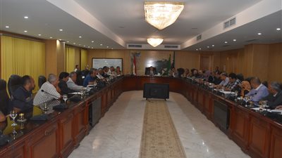 محافظ الفيوم يناقش استعدادات العام الدراسي.. وتوفير خدمة الانترنت