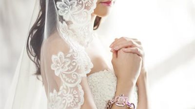 على طريقة العروس الفرنسية.. طرح زفاف رومانسية ناعمة (صور)