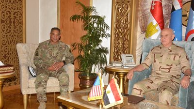 رئيس الأركان يلتقي قائد القوات البرية بالقيادة المركزية الأمريكية 