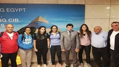 وزير الشباب والرياضة يستقبل منتخب مصر لسيدات الاسكواش بمطار القاهرة