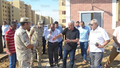 محافظ السويس يشدد على صيانة مخرات السيول وتوصيل الغاز الطبيعي للإسكان الاجتماعي 
