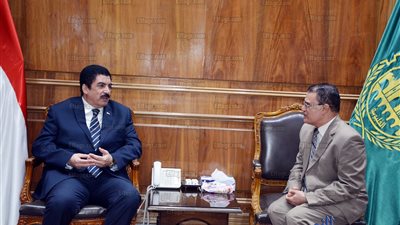 محافظ القليوبية يبحث مع نقيب الأطباء رفع كفاءة المنظومة الصحية (صور)