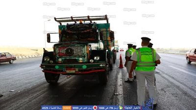 المرور يكثف تواجده بالدائري لتطبيق حظر سيارات النقل الثقيل (صور)