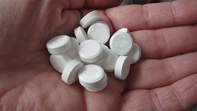 ضبط كهل يحمل أقراصا مخدرة‎