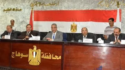 محافظ سوهاج يناقش تطبيق نظام التعليم الجديد ويشدد علي هيئة الأبنية بتطبيق معاير السلامة بالمدارس 