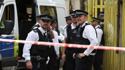 إصابة شخصين بعد أن صدمتهما سيارة أمام مسجد بلندن