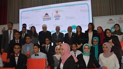 شوقي يكرم الدفعة الأولى من طلاب 