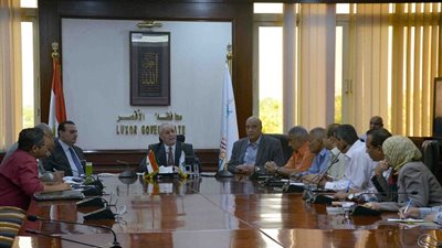 محافظ الأقصر يناقش إمكانية تعديل الخطة الاستثمارية للمحافظة 