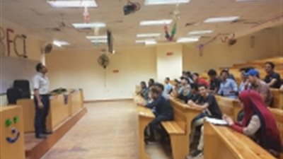 ندوات تعريفية للطلاب الجدد بالبرامج الجديدة داخل كلية 