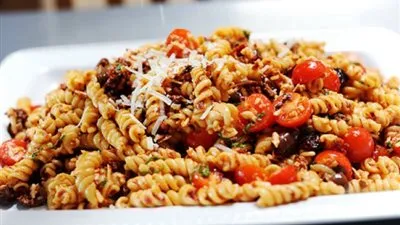 طريقة عمل مكرونة بالطماطم والزيتون