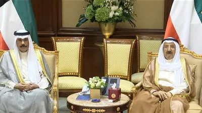 أمير الكويت يستقبل ولي العهد لمناقشة العديد من القضايا الداخلية
