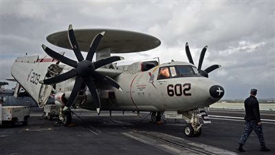 مراوح طائرة تقطّع بحارًا على حاملة الطائرات الأمريكية 