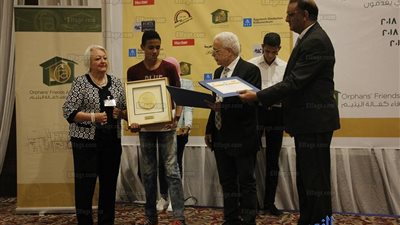 منح الشهادات للفائزين بمنح برنامج الياقات الزرقاء للتعليم الفني بالنظام المزدوج (صور)