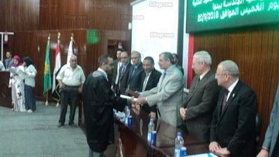 القائم بعمل رئيس جامعة بنها ونقيب المهندسين يشهدان حفل خريجي كلية الهندسة (صور)