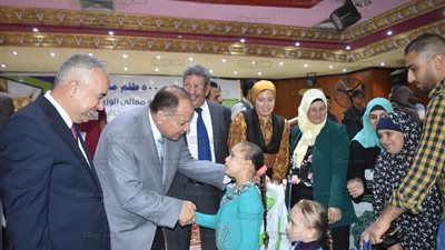 محافظ الفيوم يوزع 520 زي مدرسي على الأيتام  (فيديو وصور)