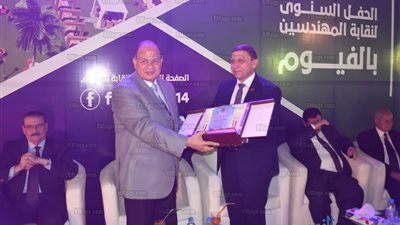 النقيب العام للمهندسين يهدى محافظ الفيوم درع النقابة بتكريم المتفوقين دراسياً وحملة الماجستير والدكتوراة (صور) 