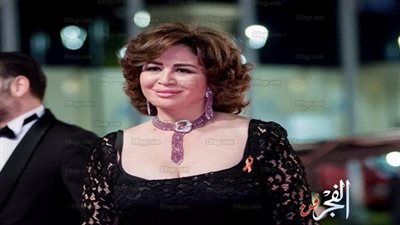 إلهام شاهين تخطف الأنظار بالذهبي في افتتاح مهرجان الجونة السينمائي 