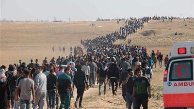 الآلاف من أهالي غزة يتجهون إلى السياج الفاصل عند حدود القطاع