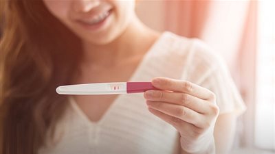 الفرق بين علامات الحمل وقرب الدورة الشهرية.. هكذا يمكنكِ التمييز بينهما!