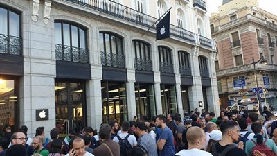 طوابير أمام متاجر أبل لشراء هواتف iPhone Xs و Xs max