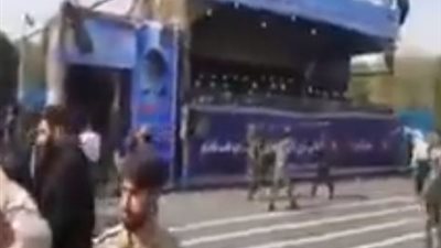 المشاهد الأولى من الهجوم المسلح على عرض عسكري بإيران (فيديو)