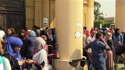 جامعة عين شمس تستقبل الطلاب بالنشيد الوطني ورفع العلم الجمهوري