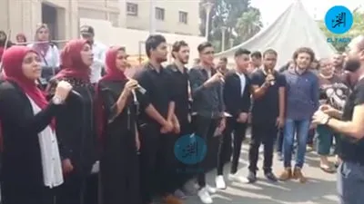 كورال غنائي بجامعة القاهرة احتفالا ببدء العام الدراسي