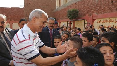 محافظ المنوفية يشارك الطلاب طابور الصباح وتحية العلم مع بداية العام الدراسي الجديد (صور)