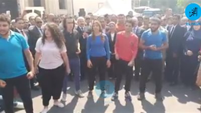 الخشت يشاهد عرض مسرحي بساحة كلية تجارة بجامعة القاهرة (فيديو)