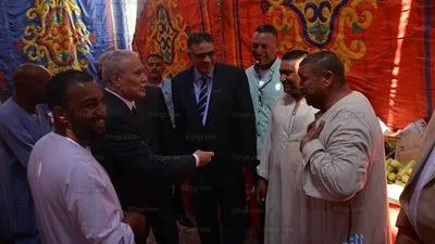 محافظ الأقصر يطالب تجار شادر مديرية الأمن بعدم المغالاة في أسعار السلع 