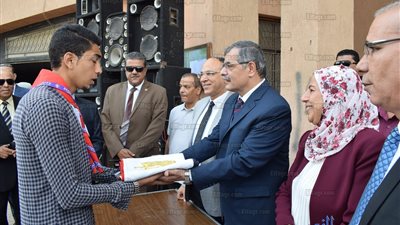 القائم بعمل رئيس جامعة بنها للطلاب الجدد: تحديد سعر الكتاب الجامعي وعدم إلزامكم على شرائه (صور)