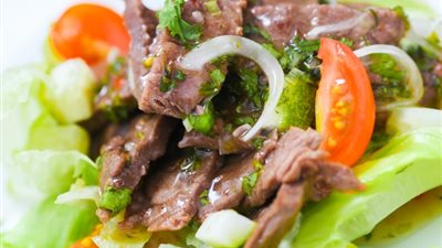 حضري سلطة اللحم على الطريقة الأسيوية